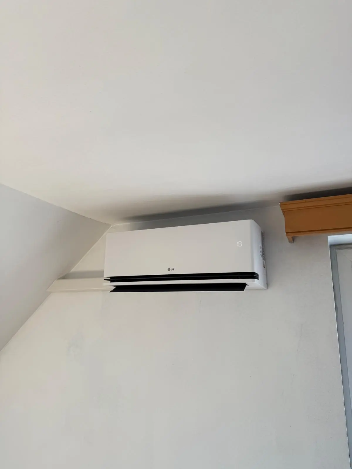 LG airco schuin plafond woonkamer Limburg