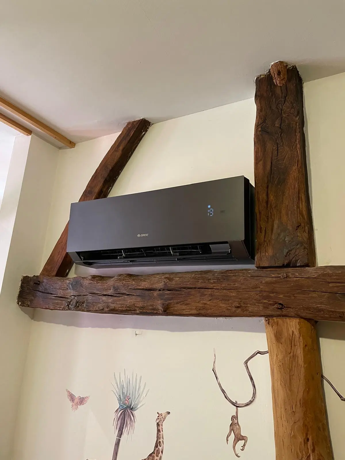 Gree zwart airco houten balken interieur Limburg