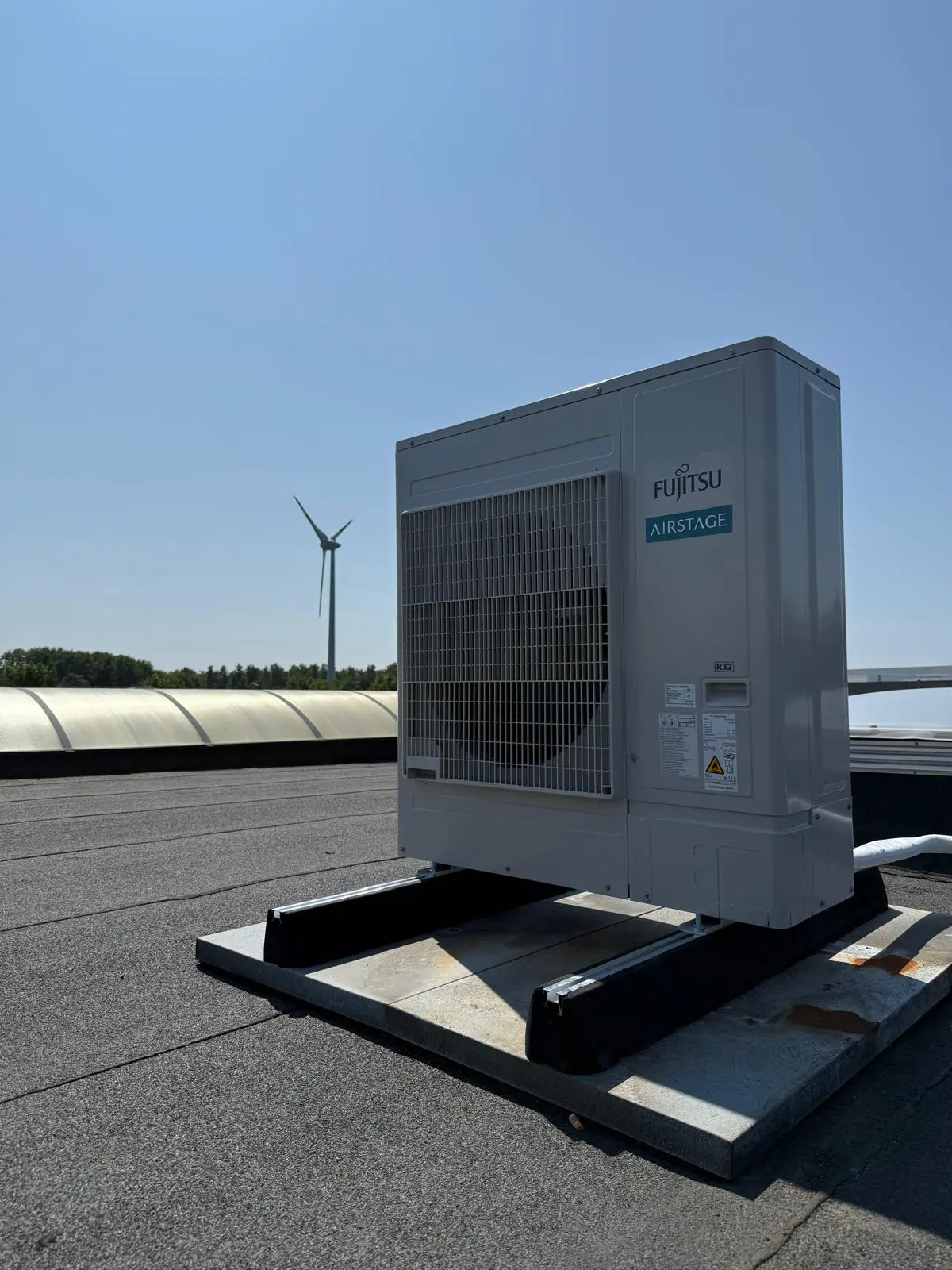 Fujitsu grote buitenunit dak installatie Limburg