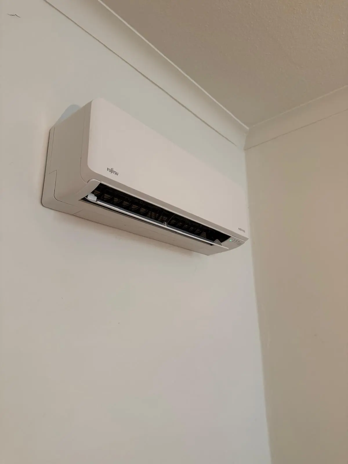 Fujitsu airco hoek woonkamer installatie Limburg