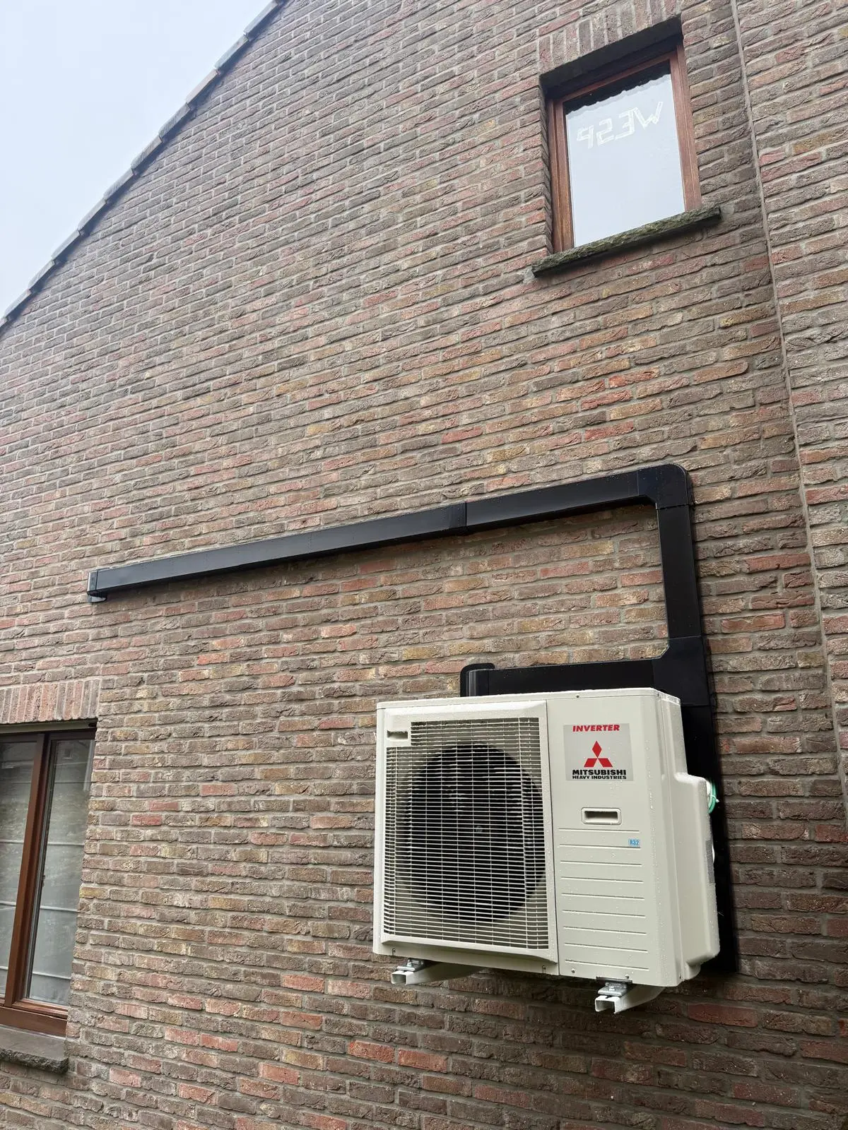 Mitsubishi buitenunit gevel nacht installatie Limburg