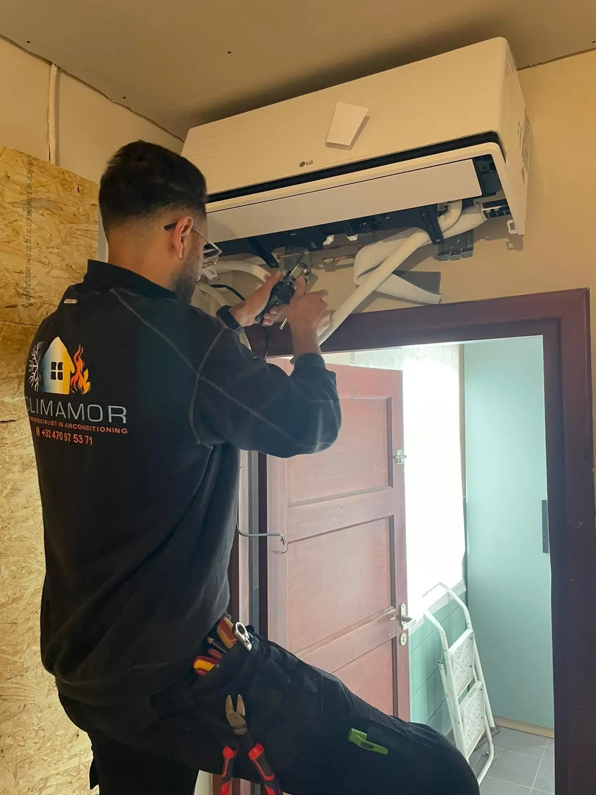 LG airco installatie handen vakwerk Climamor Limburg